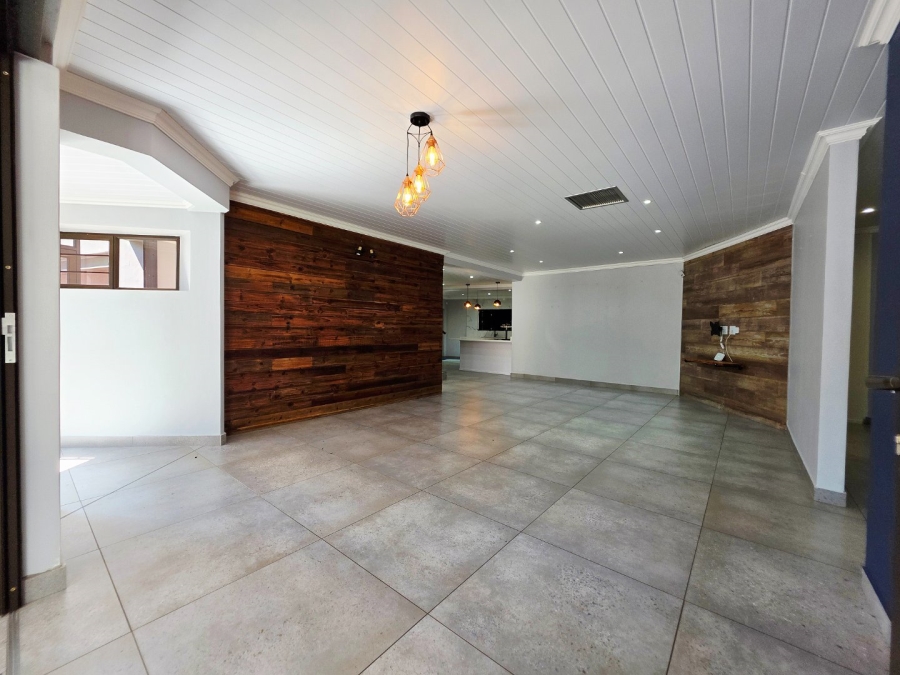 5 Bedroom Property for Sale in Langenhovenpark Free State